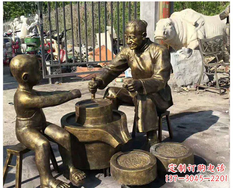 泰州传承传统,细节丰富的把老人磨豆浆雕塑