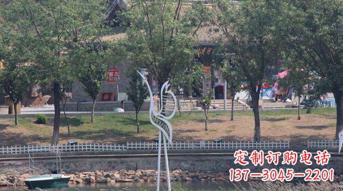泰州融合瑞雪灵羽，灵灯晶莹不锈钢仙鹤雕塑