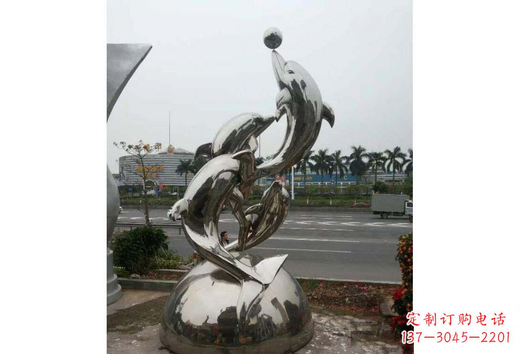 泰州公园不锈钢顶球的海豚雕塑