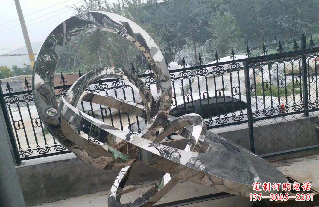 泰州宁静湖畔,圆环景观雕塑助公园璀璨