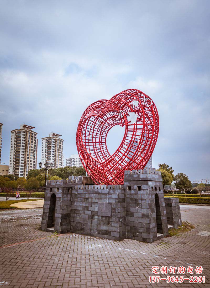 泰州拥抱和平的心以心型和平鸽雕塑传递心意