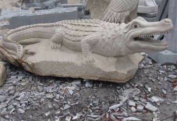 泰州鳄鱼黄沙岩动物石雕精致装饰您的家