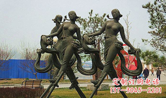 泰州公园踩高跷的女孩人物铜雕