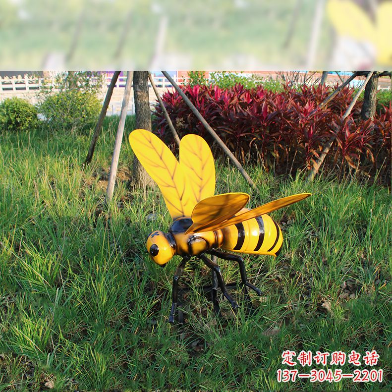 泰州公园草坪动物插件,仿真大马蜂玻璃钢雕塑