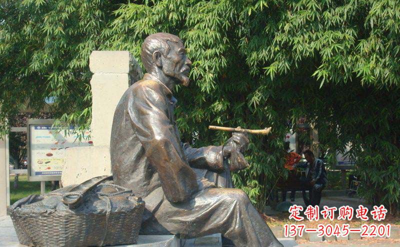 泰州公园抽袋烟的老人小品铜雕