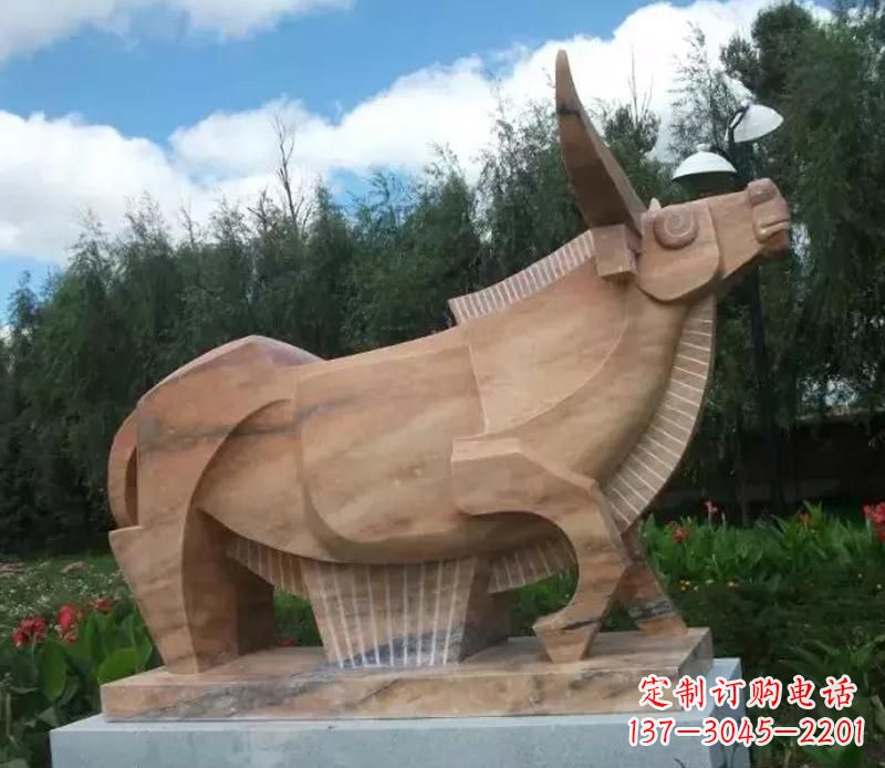 泰州公园抽象动物牛石雕
