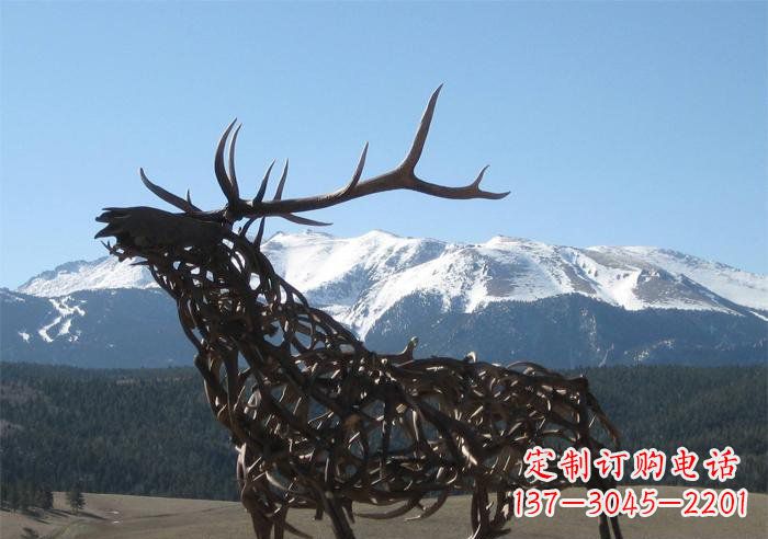 泰州公园抽象鹿动物铜雕