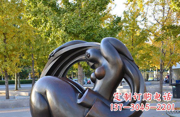 泰州公园抽象女性人物铜雕