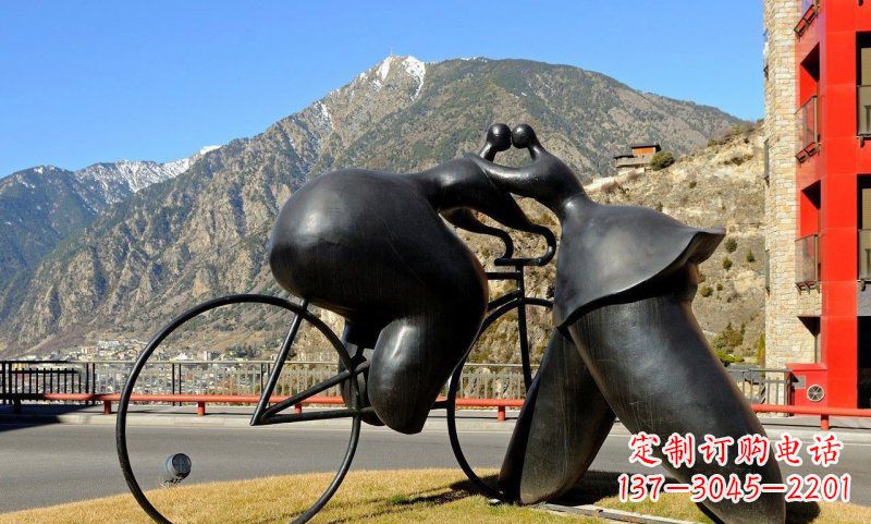 泰州公园抽象骑自行车人物