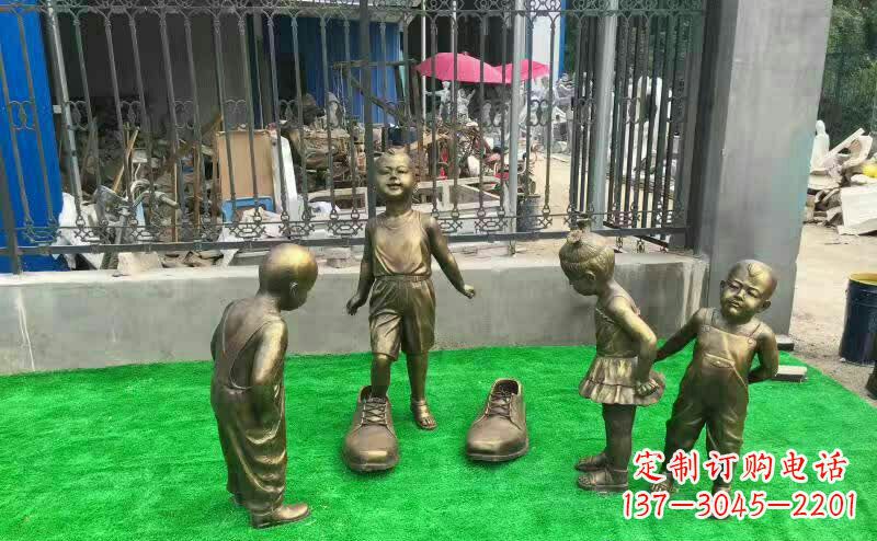 泰州公园穿大鞋的儿童铜雕