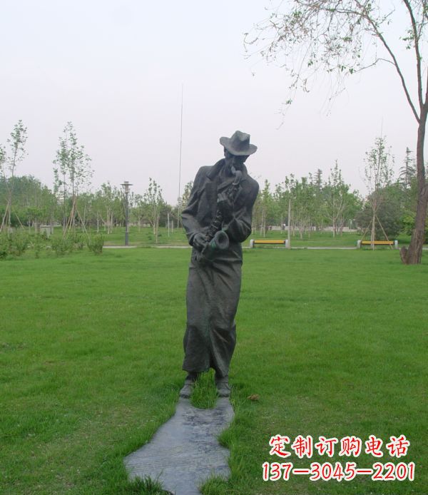 泰州公园吹萨克斯人物铜雕