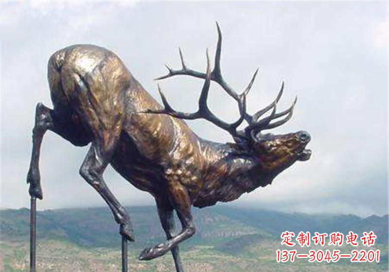 泰州公园动物驯鹿铜雕