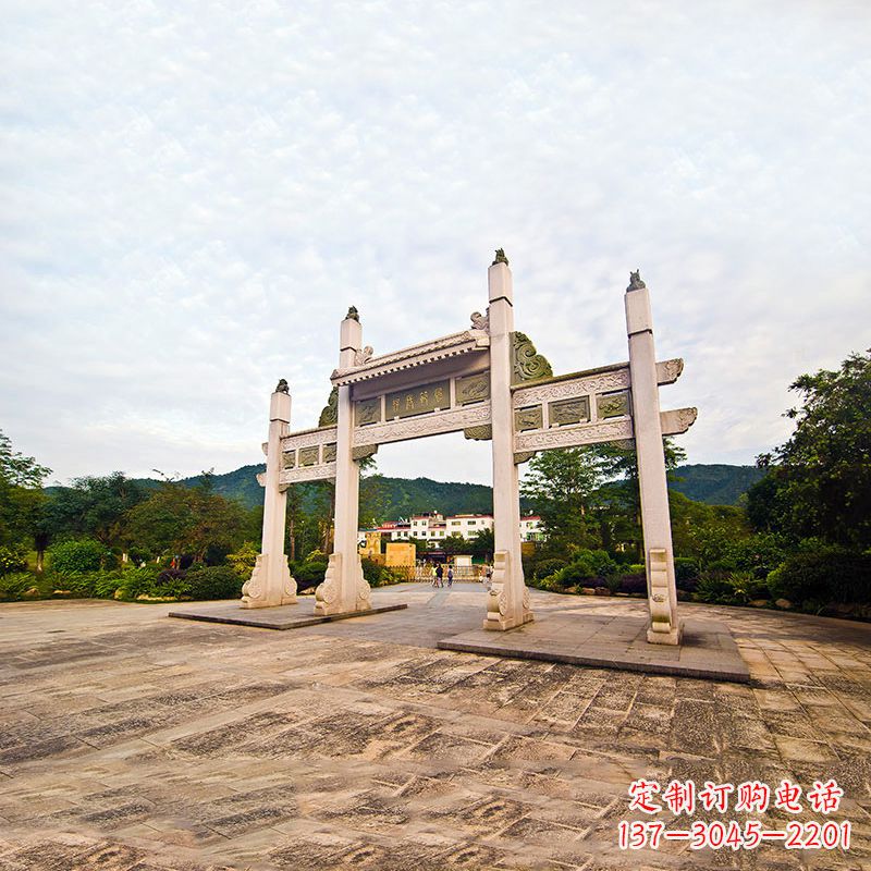 泰州公园广场冲天式石牌坊