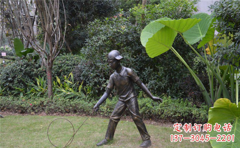 泰州公园滚铁环的小男孩人物铜雕