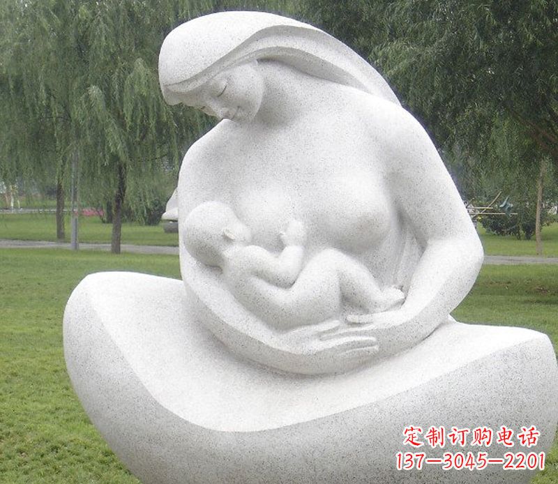 泰州公园母亲喂奶石雕
