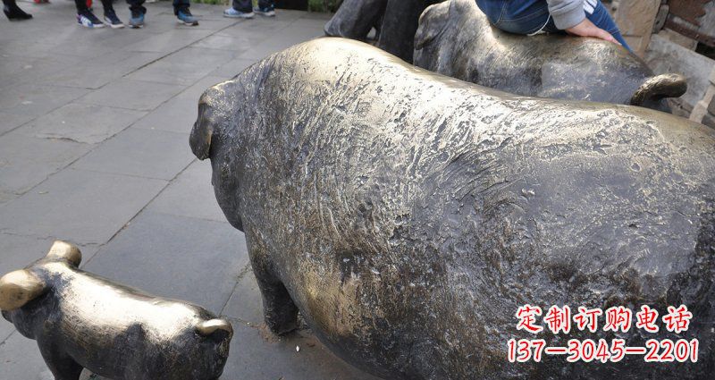 泰州公园精美母子猪铜雕