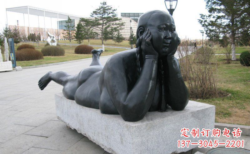 泰州趴着的胖女孩铜雕塑