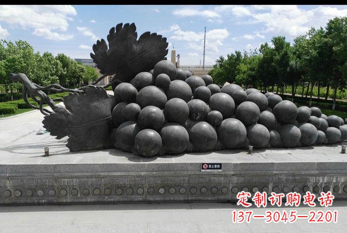 泰州公园葡萄铜雕