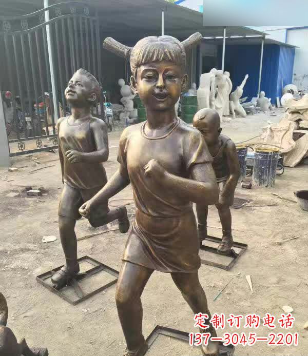 泰州铜雕童年小狗陪伴儿童奔跑的时光