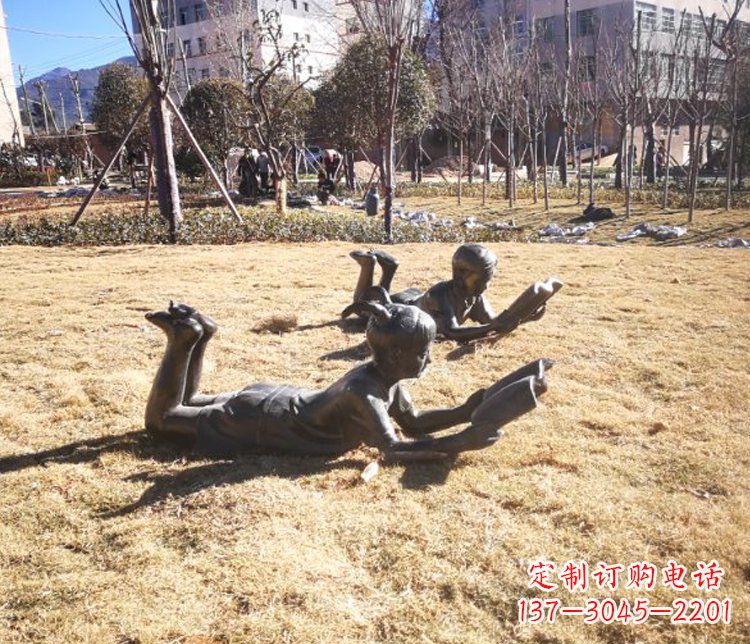 泰州公园人物趴着看书的儿童玻璃钢仿铜雕塑