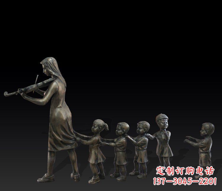 泰州公园人物老鹰捉小鸡铜雕