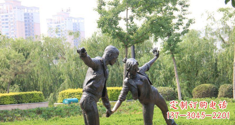 泰州爱情铸就的浪漫情侣雕塑