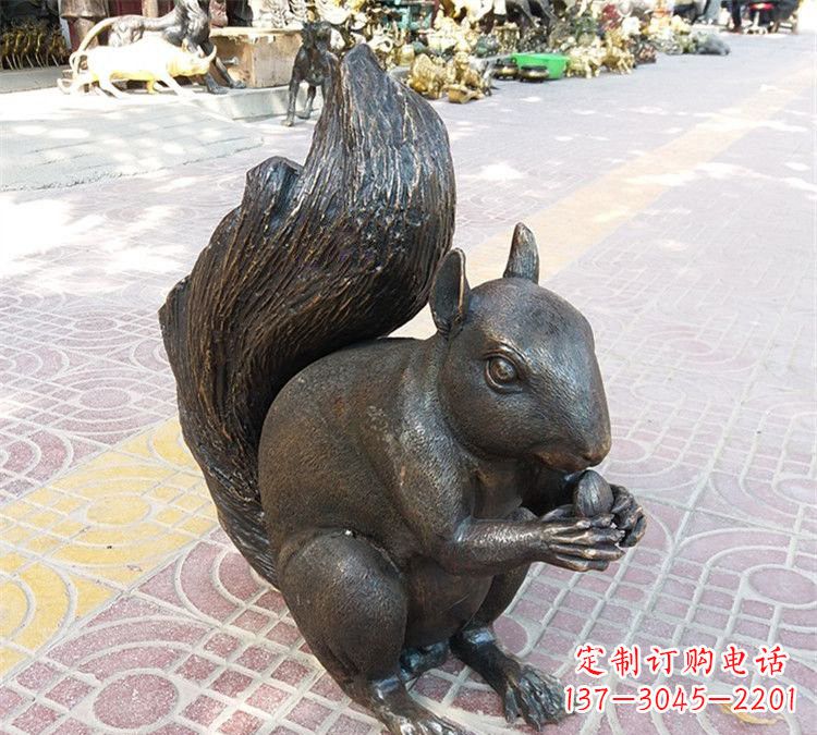 泰州公园铜雕松鼠