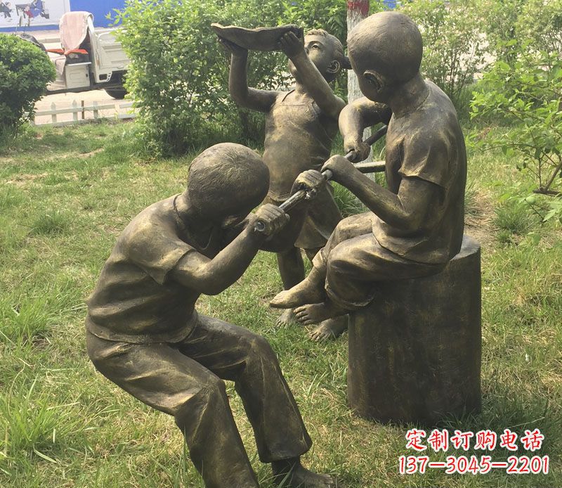 泰州公园玩水的儿童铜雕
