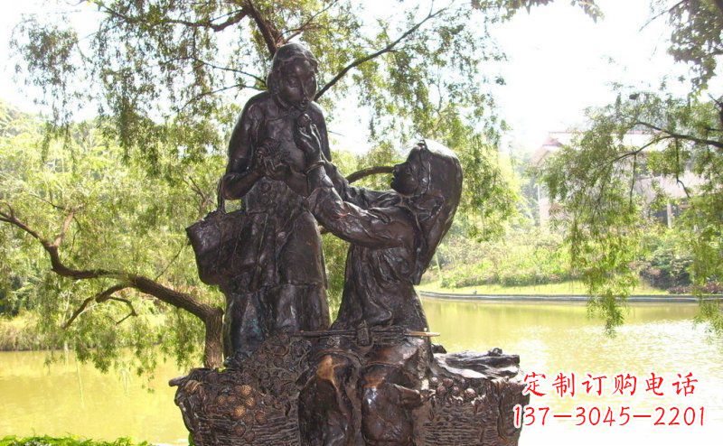 泰州温馨铜雕公园里喂母亲吃荔枝的女孩