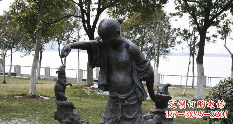 泰州公园喂松鼠的小孩小品铜雕