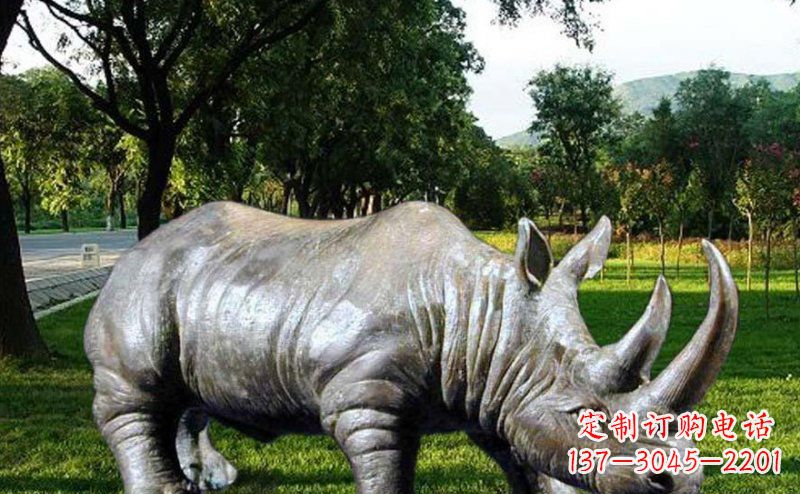 泰州新题目犀牛玻璃钢雕塑——给公园增添独特美感