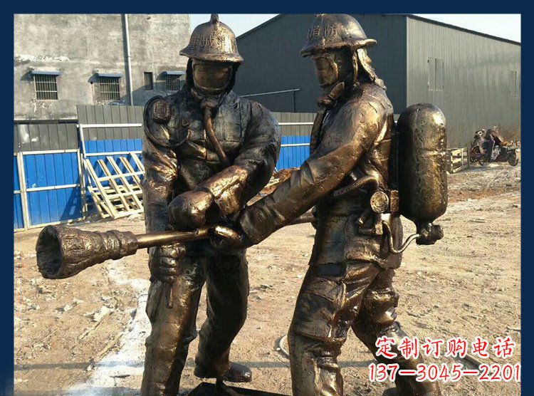 泰州以消防员为原型的铜雕塑