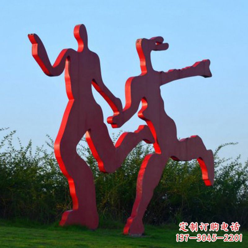 泰州公园运动人物奔跑的情侣剪影雕塑