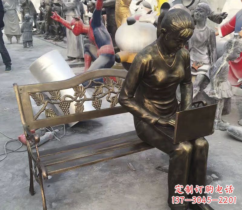 泰州公园长椅看电脑的女孩铜雕
