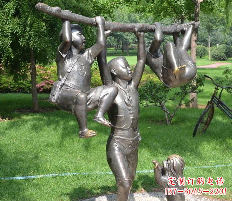 泰州捉着树枝玩耍的小孩铜雕