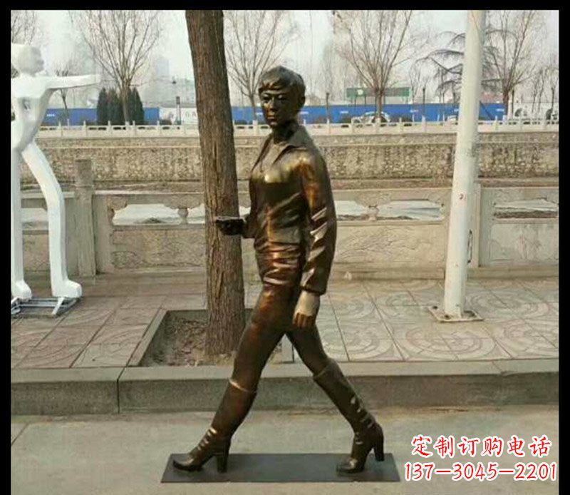 泰州公园走路的女孩铜雕
