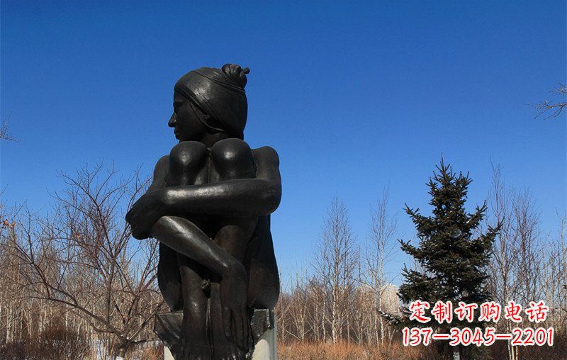泰州广场抱膝盖的女孩人物铜雕