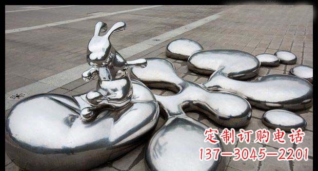 泰州广场不锈钢抽象水珠上的兔子雕塑