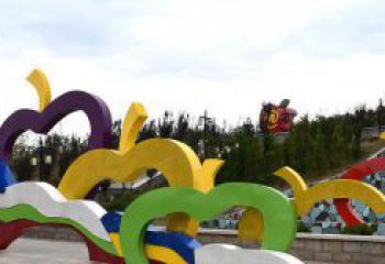 泰州广场艺术：不锈钢抽象彩色苹果雕塑
