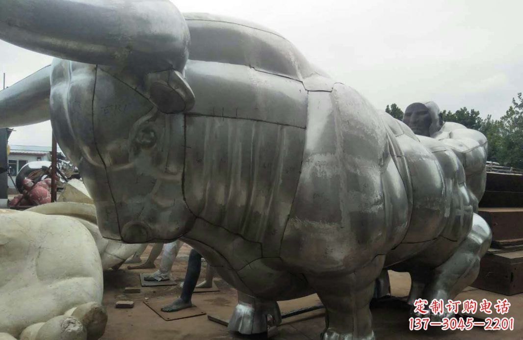 泰州中领雕塑:复古拓荒牛不锈钢雕塑