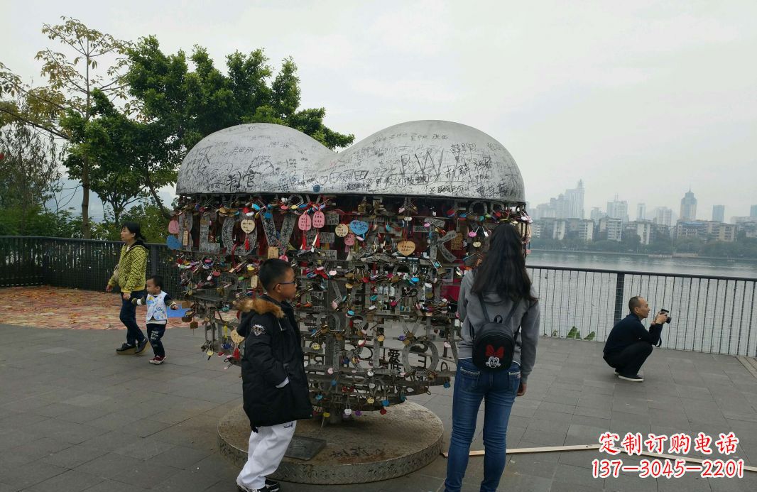 泰州不锈钢英文字母镂空景观雕塑