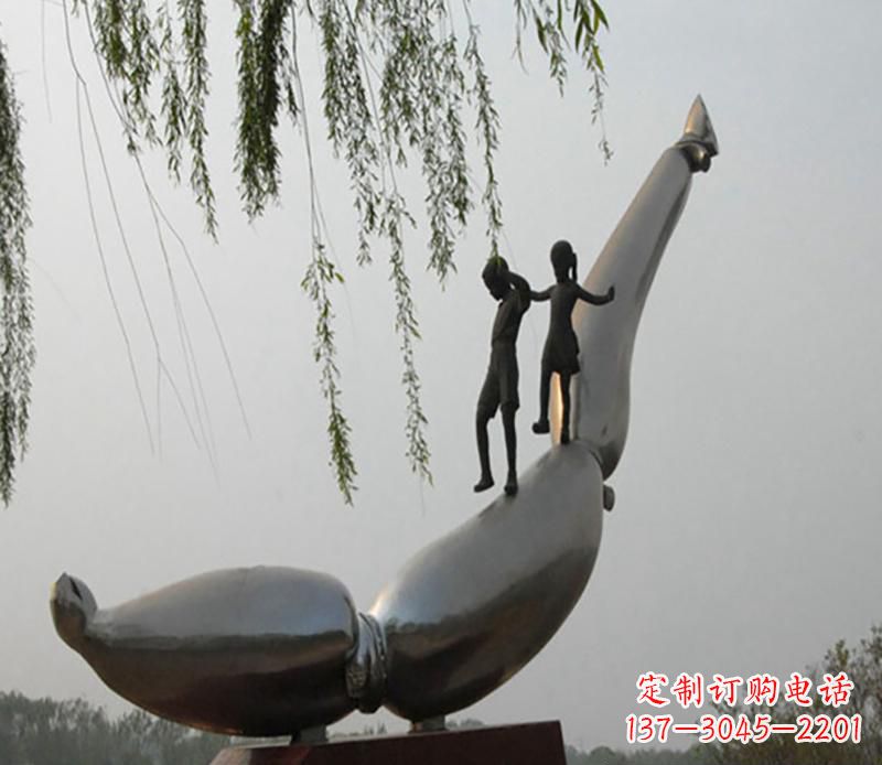 泰州广场不锈钢站在海豚情侣景观雕塑