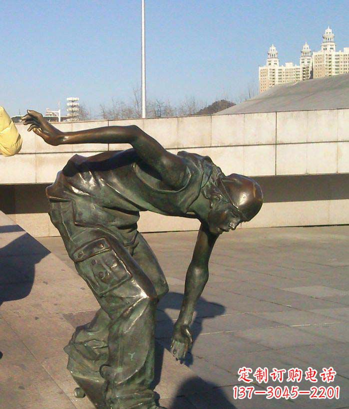 泰州广场滑滑板的青年景观铜雕