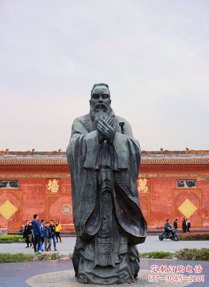 泰州广场青铜孔子像铜鼎