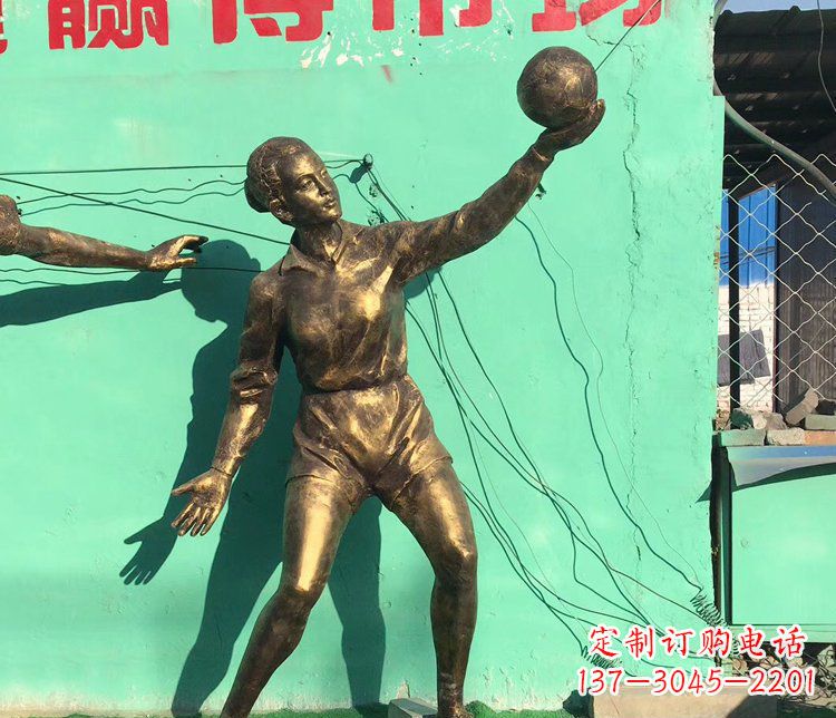 泰州中领雕塑:学生运动的赞美——精美铜雕学生人物排球雕塑