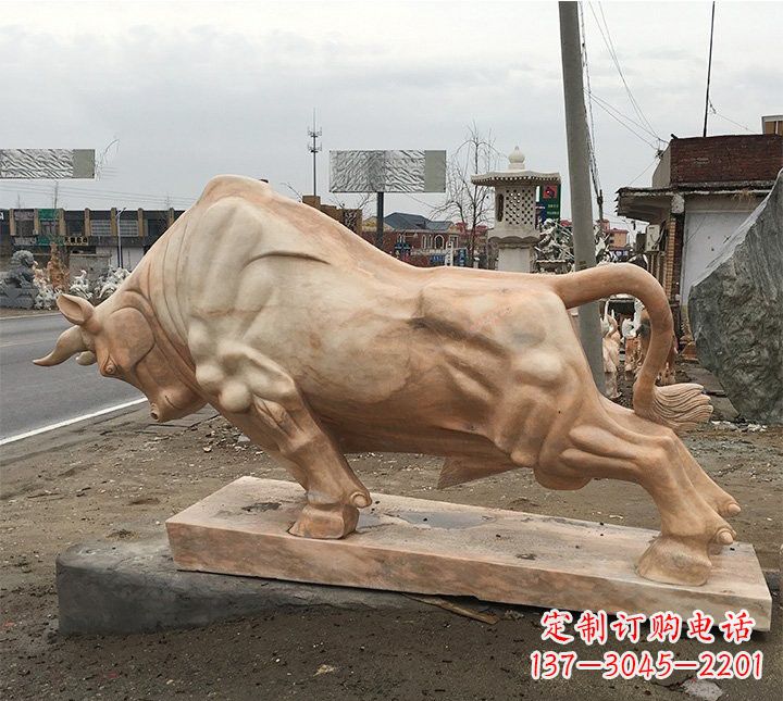 泰州象征力量的广场晚霞红牛雕塑