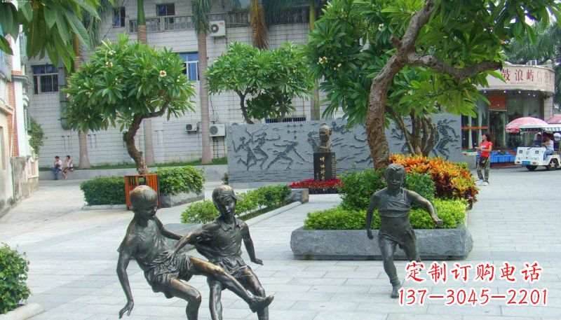泰州广场小孩踢足球人物铜雕