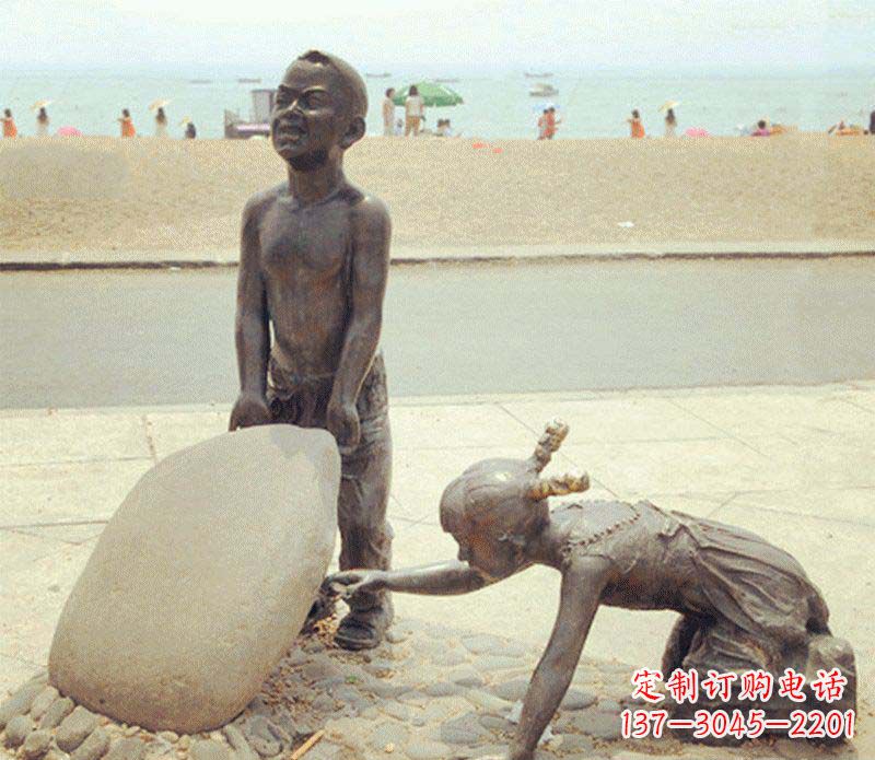 泰州海边抬石头的小孩铜雕