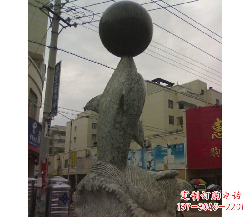 泰州海豚戏球石雕