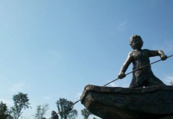 泰州男孩撑船铜雕，营造童趣氛围